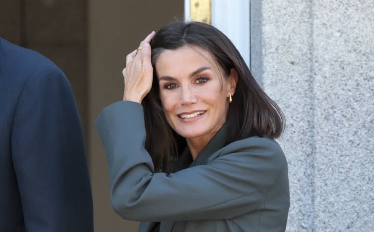 Imagen principal - La Reina Letizia estrena el corte de pelo que triunfa este año: la media melena