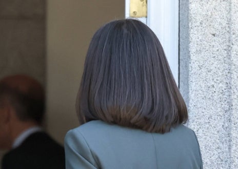 Imagen secundaria 1 - La Reina Letizia estrena el corte de pelo que triunfa este año: la media melena