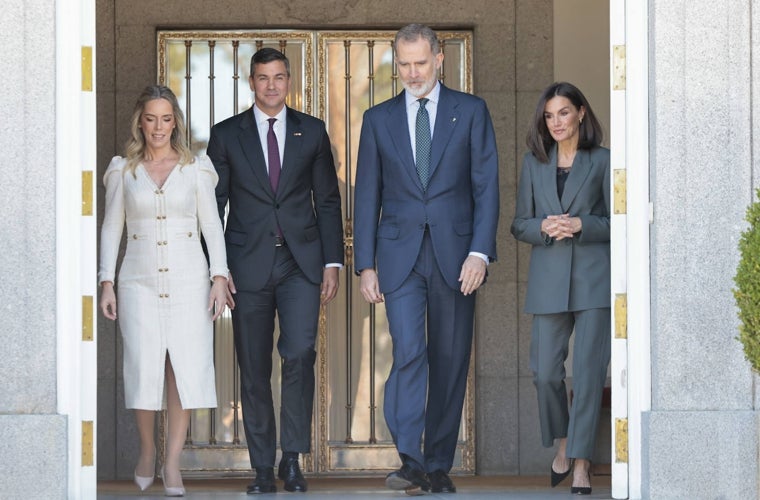 Los Reyes de España junto al presidente de Paraguay Santiago Peña y su esposa Leticia Ocampos.