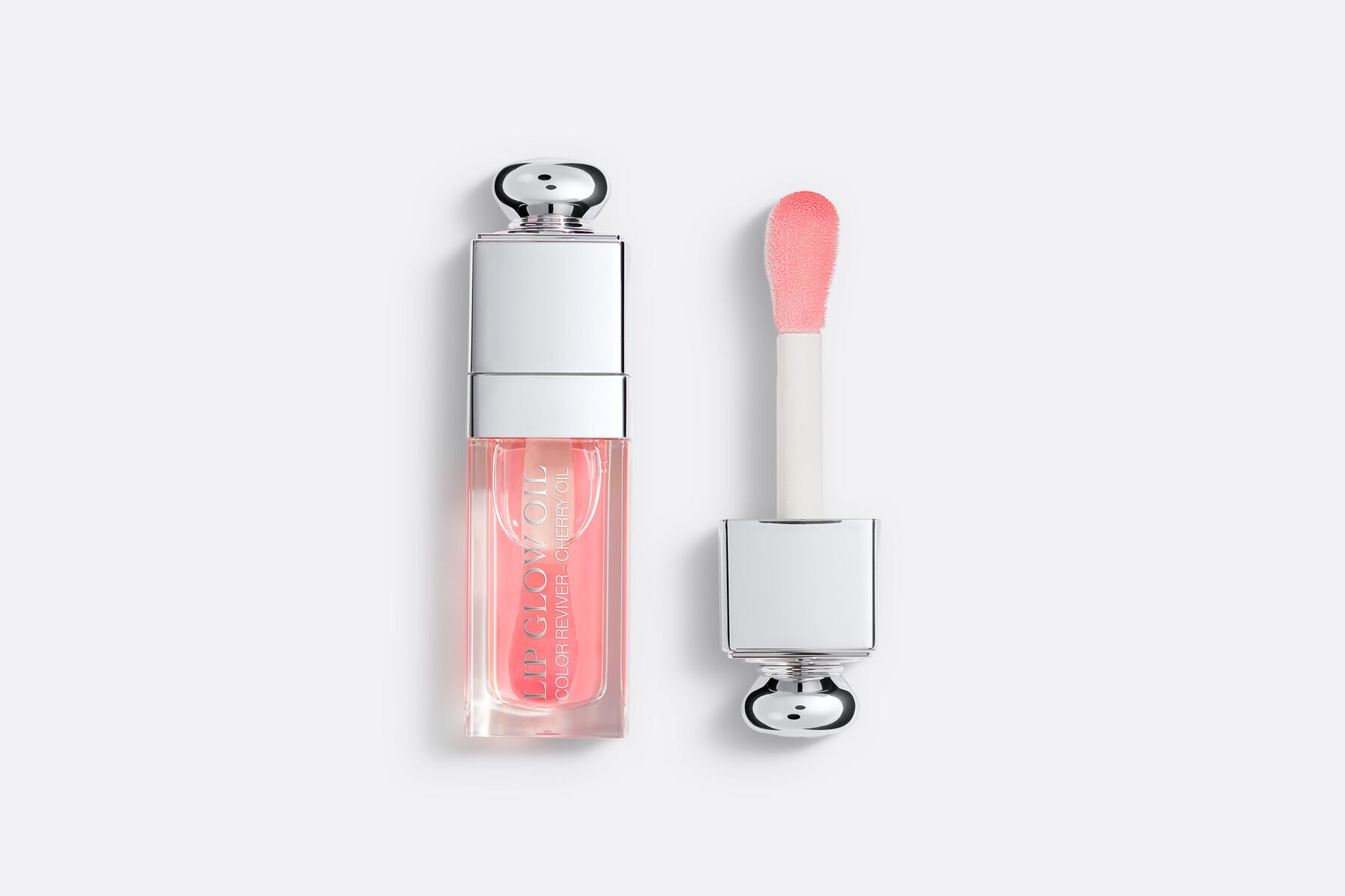 Dior Addict Lip Glow Oil (44 euros): tratamiento enriquecido con aceite de cereza, este lip oil nutre, protege, suaviza y revitaliza los labios al instante. Combina una fórmula de tratamiento intenso con un acabado de color natural y favorecedor para un resultado ultraluminoso. Los tonos de Dior Addict Lip Glow Oil se adaptan a todos los colores de labios para revelar su brillo rosado. Su textura en aceite no grasa y no pegajosa forma una película alisadora que envuelve los labios de un efecto espejo. Se puede usar solo, como base de barras de labios o como top coat, para un brillo voluminizador.