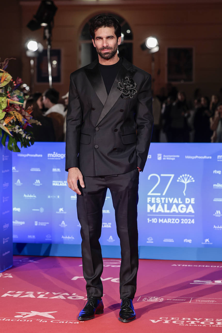 Rubén Cortada apostó por un elegante esmoquin cruzado negro sin pajarita con el detalle de una flor en una de las solapas. 