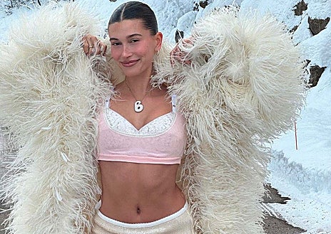 Imagen secundaria 1 - La tendencia 'Mob Wife', repleta de abrigos de pelo y 'animal print'.