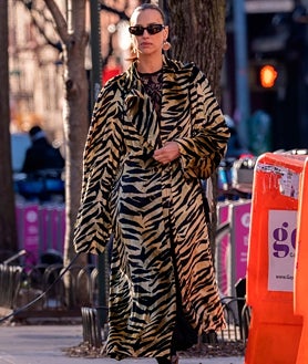 Imagen secundaria 2 - La tendencia 'Mob Wife', repleta de abrigos de pelo y 'animal print'.