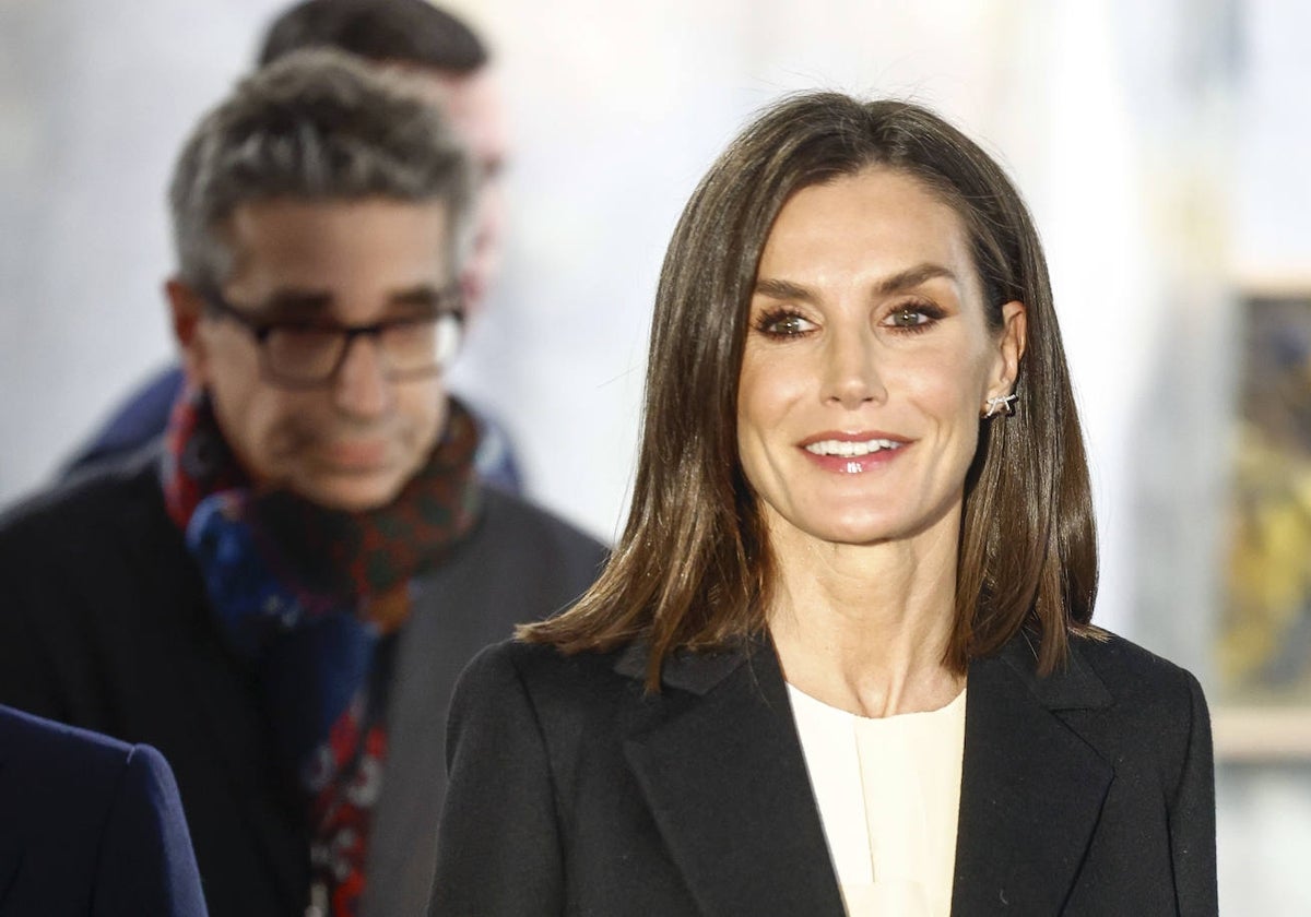 Doña Letizia inaugura ARCO con un look 'working girl' elegantes y discreto.