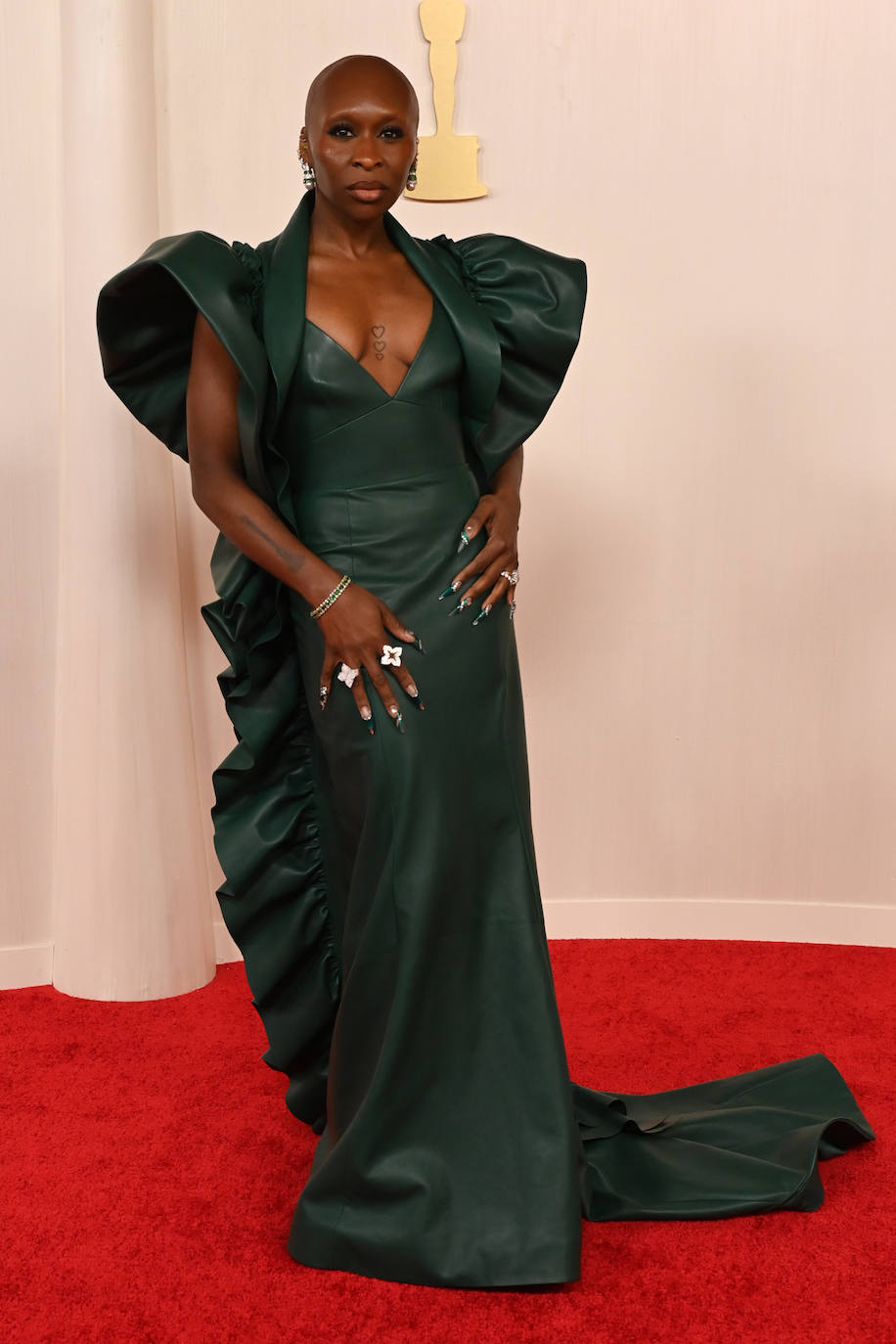 Cynthia Erivo escogió un vestido de cuero verde de Louis Vuitton.