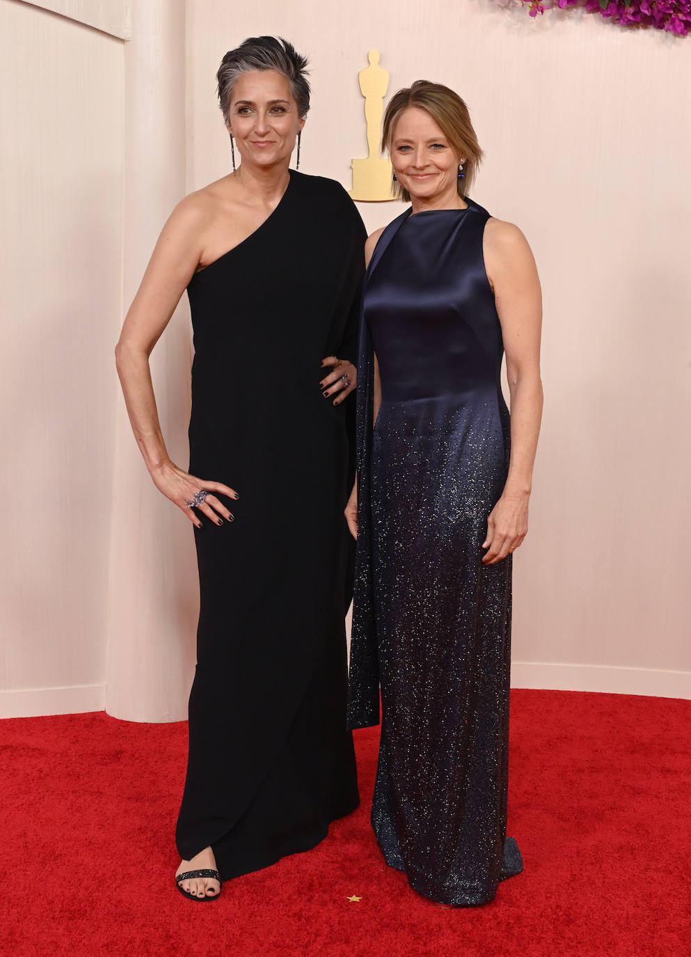 Jodie Foster -con un vestido azul de Loewe- junto a Alexandra Hedison en los Oscar.