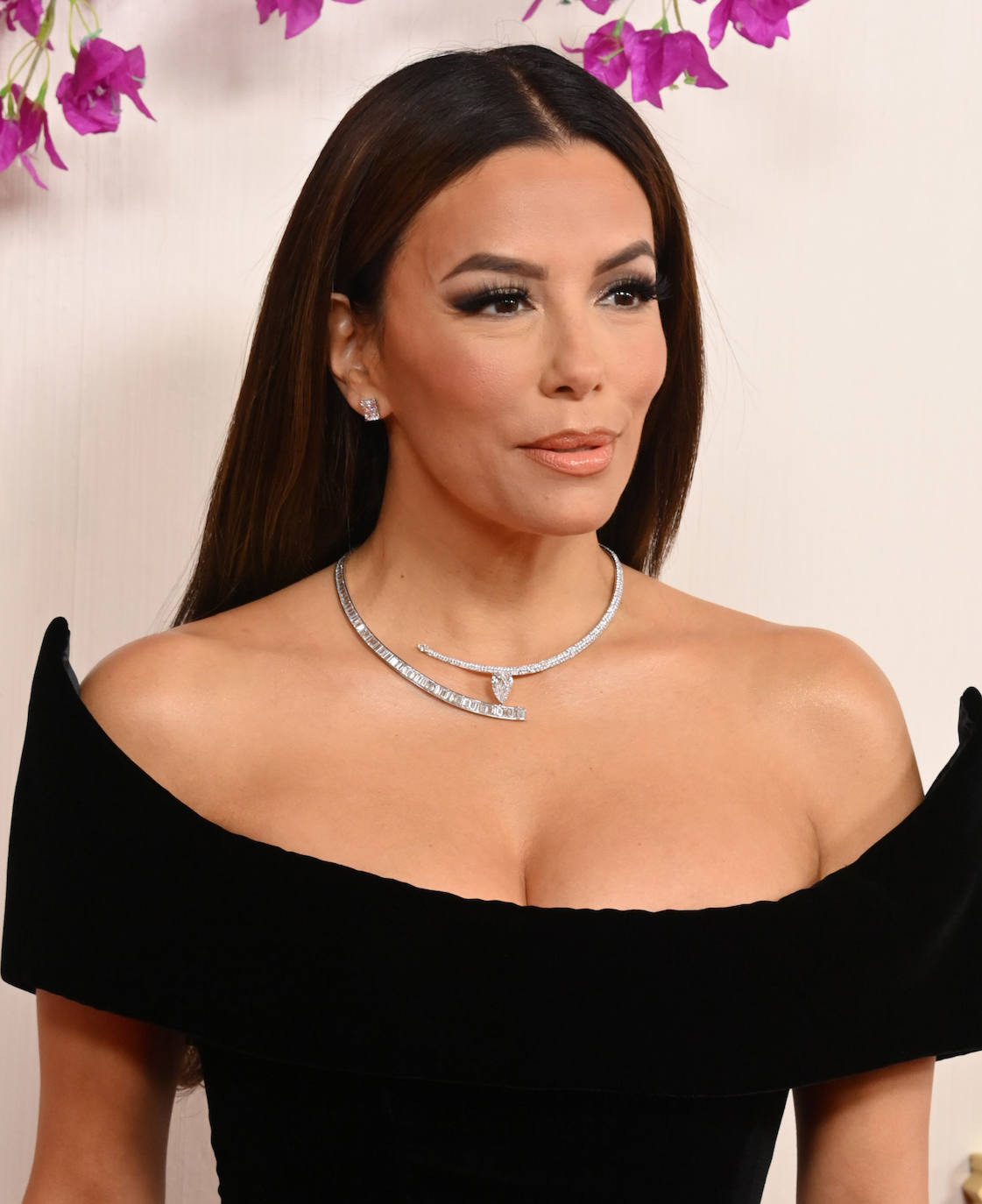 Eva Longoria lució melena suelta lisa XXL, con ayuda de las extensiones. Además, la actriz eligió un maquillaje más elaborado con un ahumado de ojos en tonos grises acompañado de extensiones de pestañas, y labios nude. 