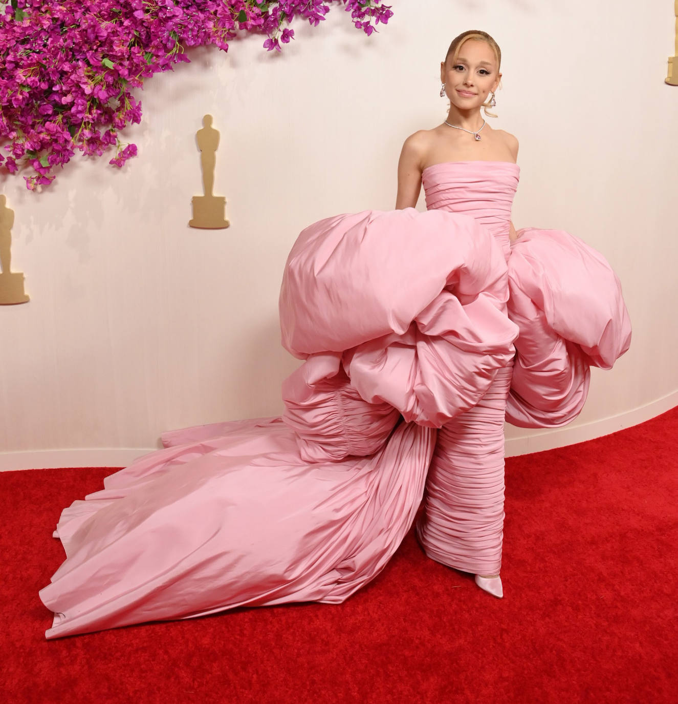 Llamaba la atención pero también era difícil de entender el vestido rosa con frunces, cola y capas abullonadas en la cintura que eligió Ariana Grande. El diseño, de Giambattista Valli.