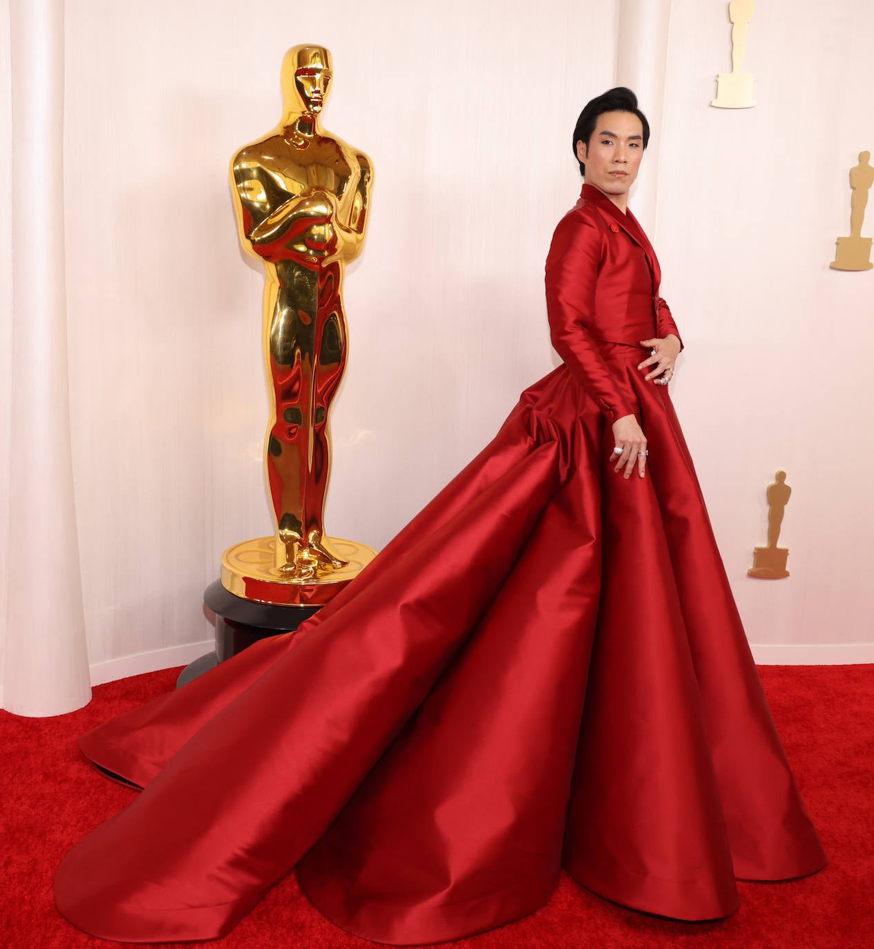 Eugene Lee Yang, con su traje satinado rojo con larga falda con cola, fue uno de los más atrevidos de la alfombra.