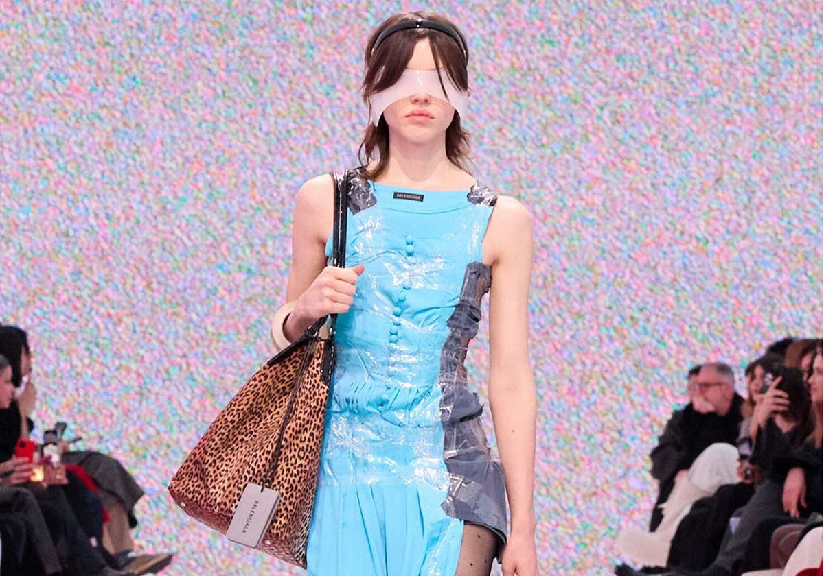 Balenciaga ha comercializado una pulsera con forma de cinta aislante.