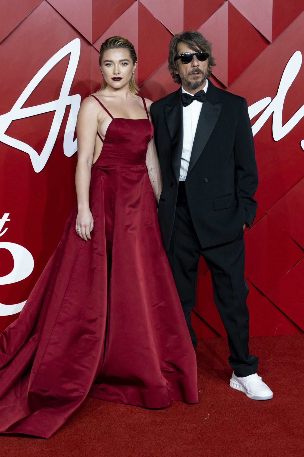 El diseñador posó en la alfombra roja de los Fashion Awards de 2022 con la actriz Florence Pough, otra de sus musas, que en esta ocasión eligió un espectacular vestido granate con la espalda descubierta. 