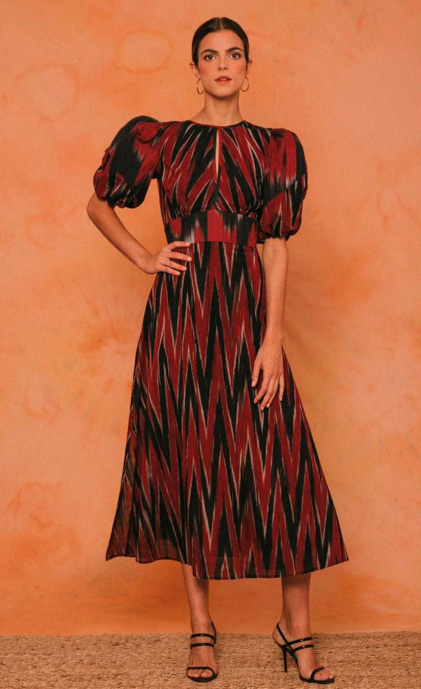 Vestido de manga globo abullonada, corte midi y estampado de Cherubina. 210 euros. 