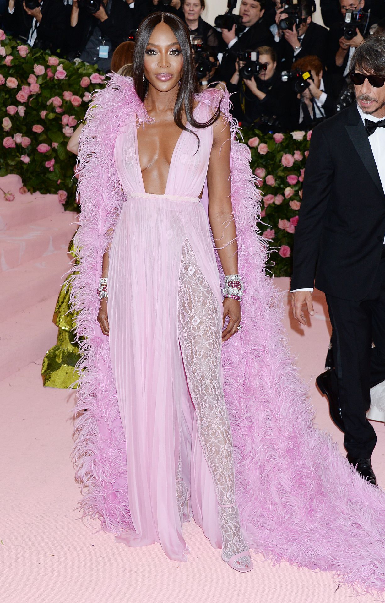 Naomi Campbell posa en la alfombra roja de la Gala Met de 2019 con un bonito estilistmo en rosa de Valentino, bajo la mirada de Pierpaolo Piccioli. 