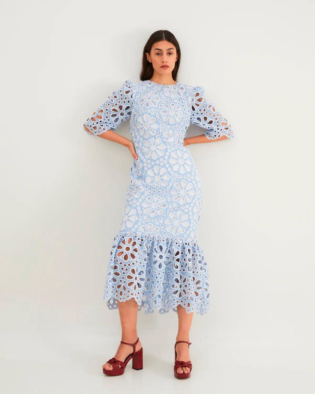 Vestido midi con acabado en volante y tejido troquelado en azul. 269,95 euros en Sophie and Lucie. 