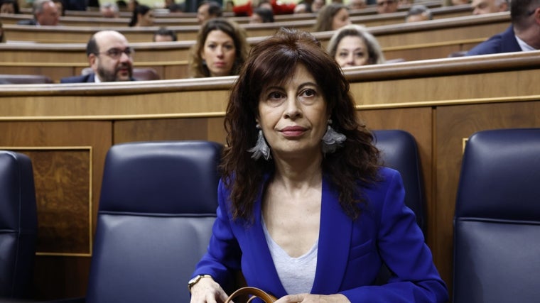 Ana Redondo con una chaqueta del color de moda, pero mal conjuntada con el top blanco hielo a juego con los pendientes de plumas.