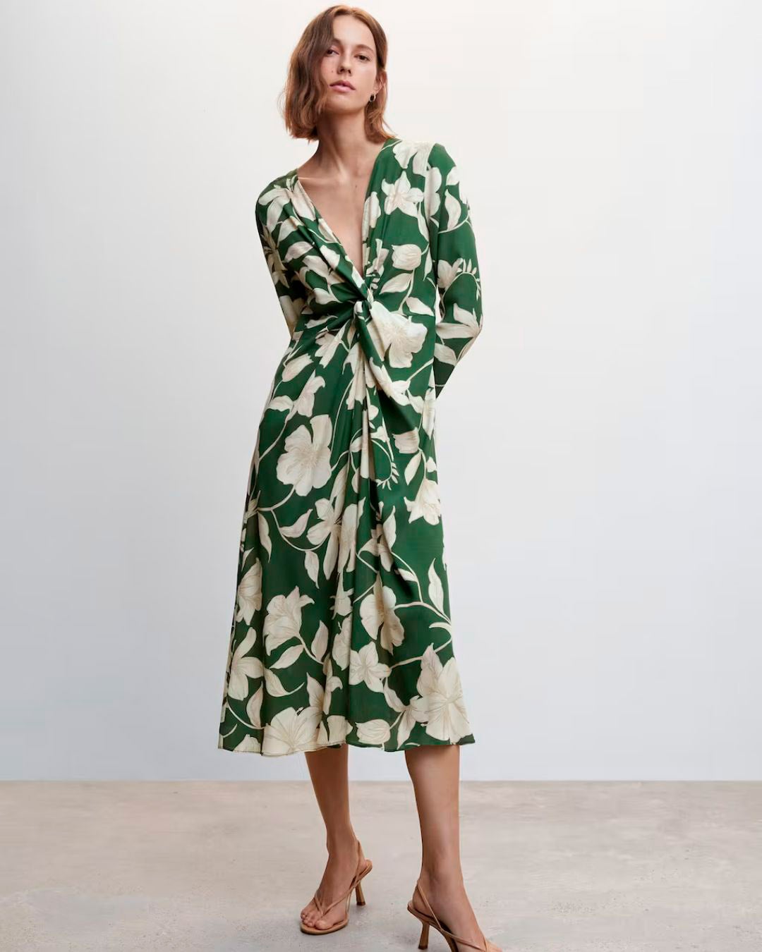 Vestido floral satinado con escote en pico y detalle nudo en la cintura. 27.99 euros en Mango Outlet. 