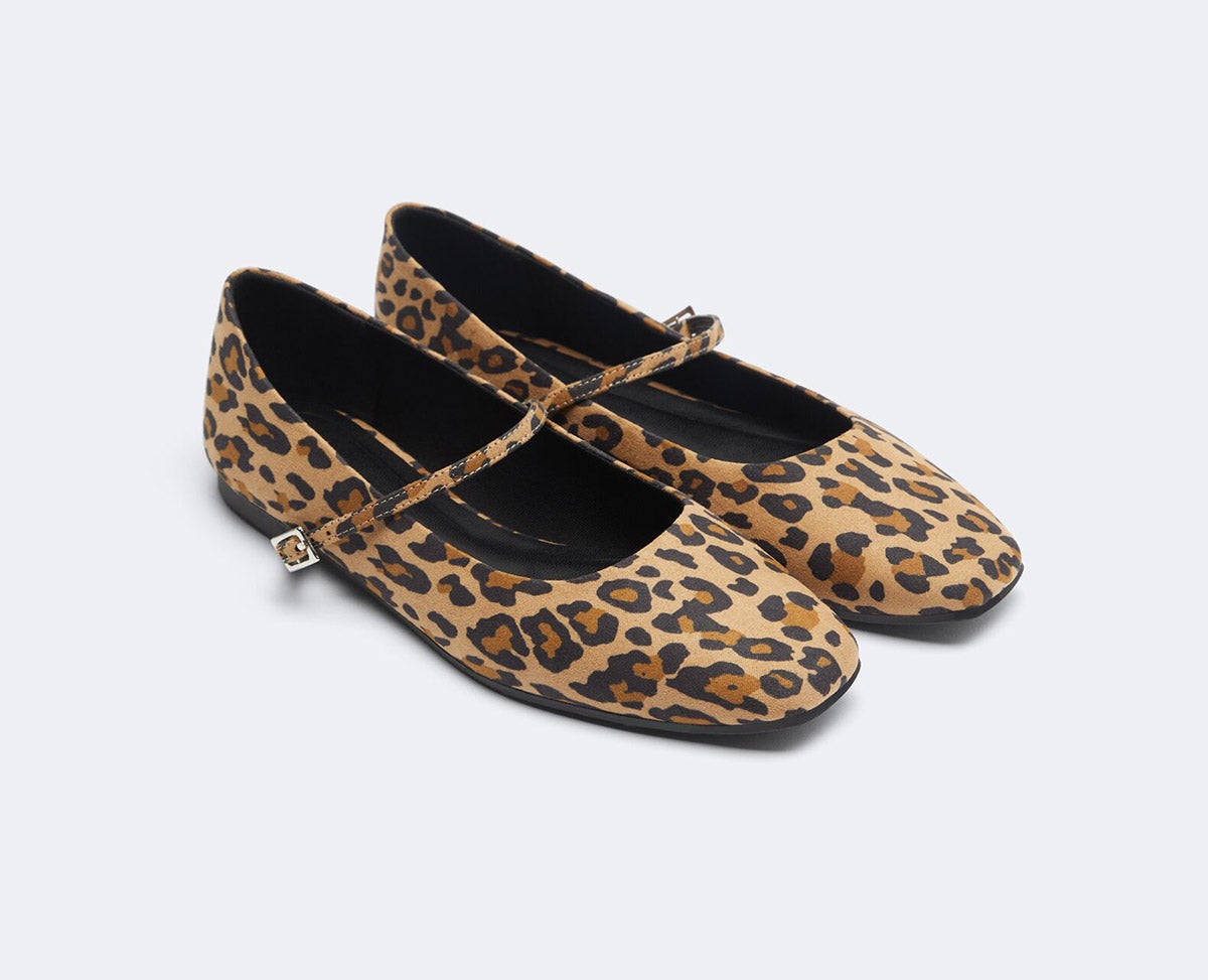 Las bailarinas son una de las tendencias de la temporada. Estas son de Lefties y cuestan 15.99 euros. 