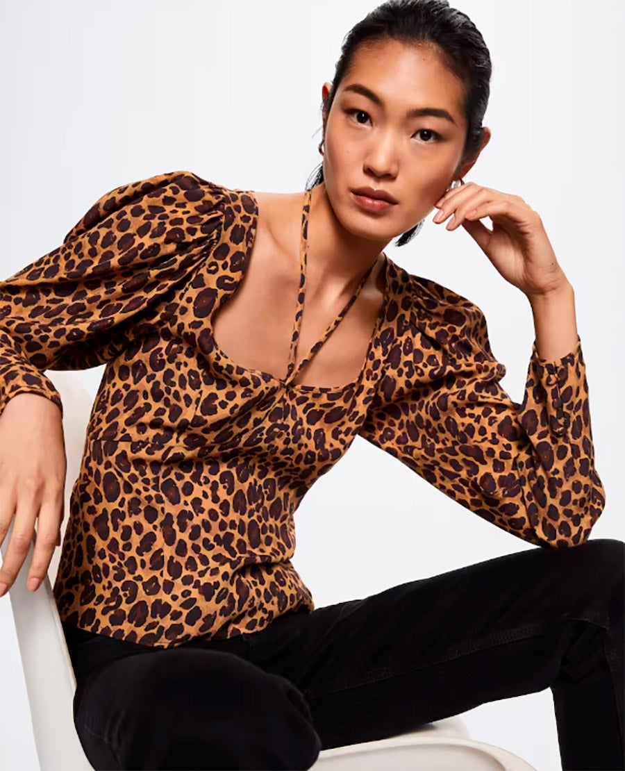 Blusa con estampado de leopardo. 2,99 euros en Mango Outlet. 