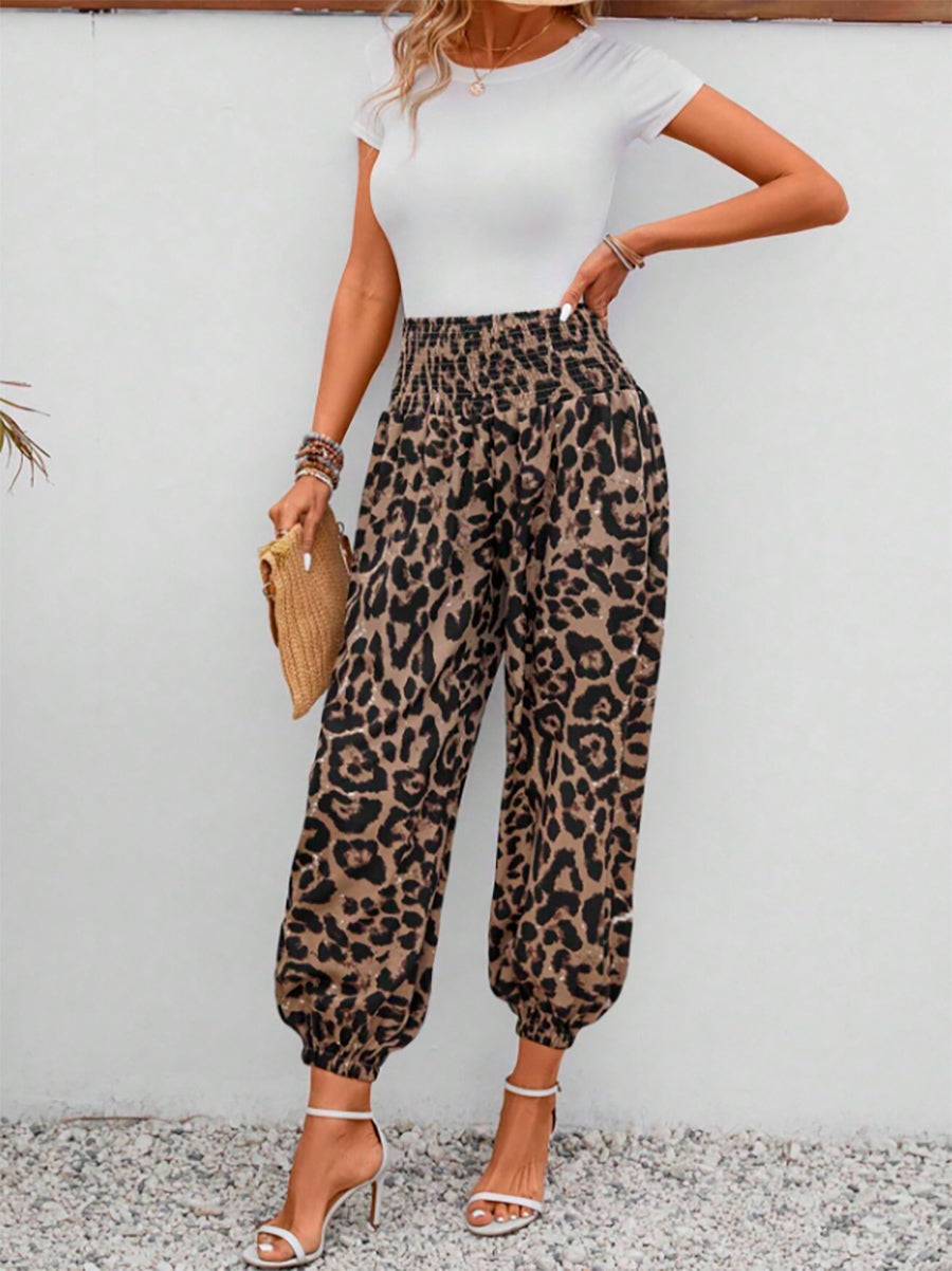 Pantalón con cintura alta fruncida y bajo fruncido con estampado de leopardo. 9 euros en Shein. 