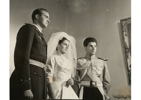 Imagen secundaria 1 - Algunas de las fotos del enlace entre Teresa de Borbón-Dos Sicilias con Íñigo Morena; los novios junto al entonces Príncipe Juan Carlos; y la ceremonia en el interior de la Basílica de Atocha