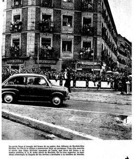Imagen secundaria 2 - Páginas de la crónica de la boda de 1961 publicada por Blanco y Negro