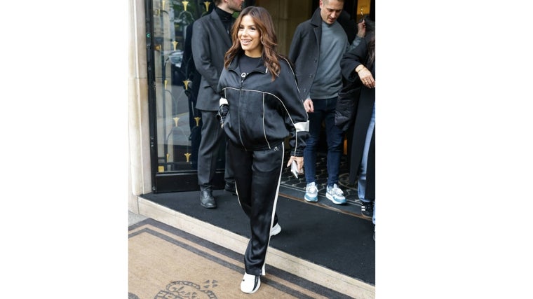 Eva Longoria viste un chándal de Saint Laurent y luce mecha 'halo'