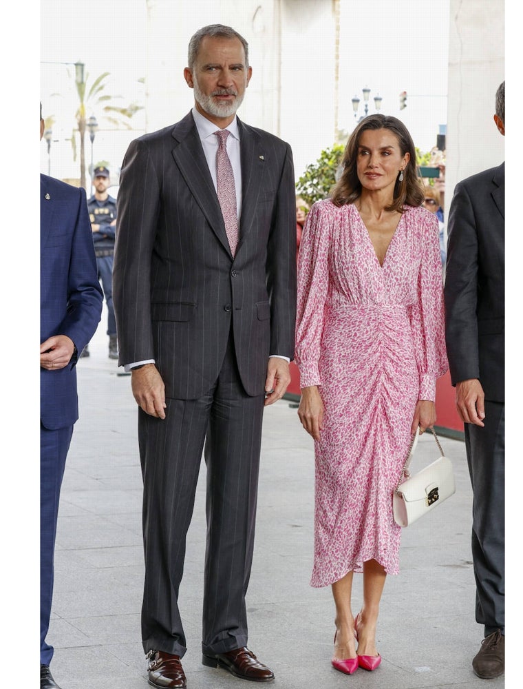 Los Reyes combinan sus looks en tono rosa.