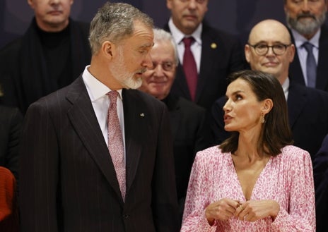 Imagen secundaria 1 - Don Felipe con corbata en tonos rosas, a juego con el vestido de Doña Letizia.