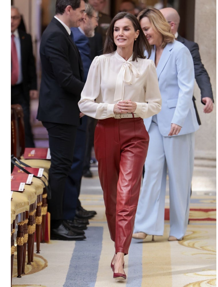 Pantalones de cuero y camisa blanca con lanzada, el nuevo look de la Reina para su cita en el Palacio de El Pardo.