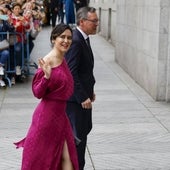 Isabel Díaz Ayuso acude a la boda de Almeida con un vestido de su marca favorita de 145 euros
