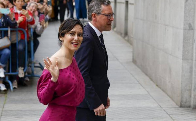 Imagen principal - Ayuso con Serrano y saludando a Almeida. Imagen del vestido en la web de Victoria.