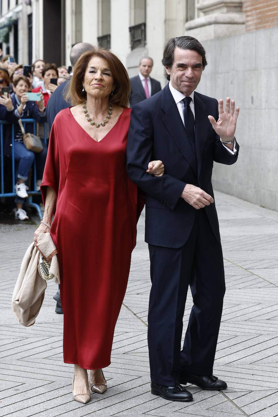 José María Aznar junto a Ana Botella, quien para la ocasión se ha decantado por un vestido tipo túnica en color rojo, una de las tonalidades más repetidas entre las invitadas. 