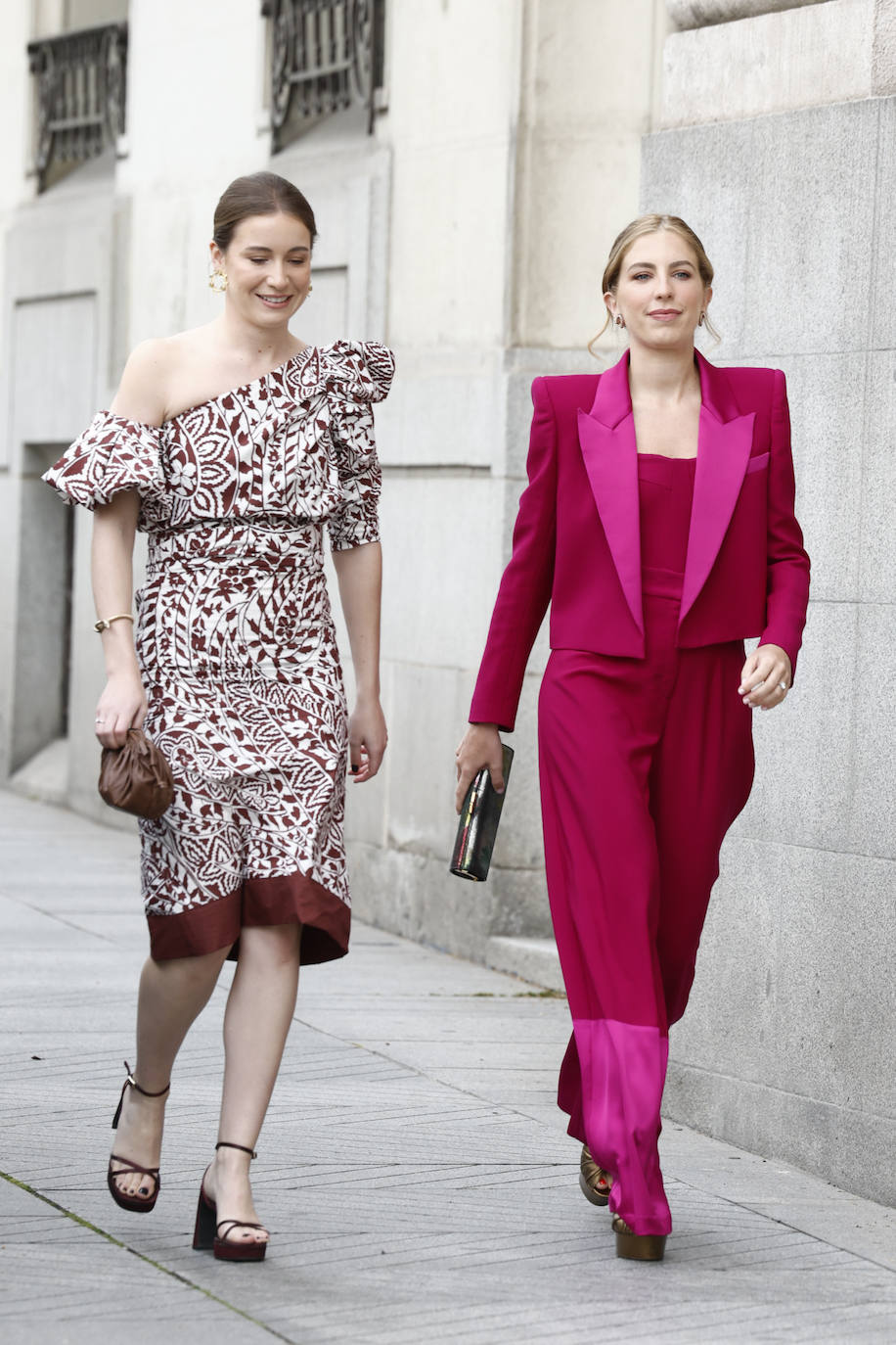 Vestidos o trajes de chaqueta han sido las opciones ganadoras de las invitadas más jóvenes, que han puesto un toque más atrevido a la celebración. 