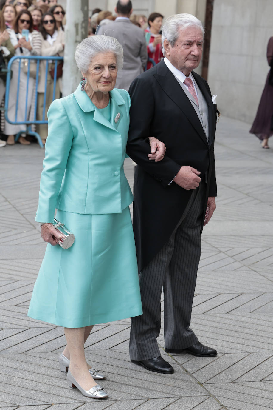 Teresa de Borbón-Dos Sicilias y Borbón-Parma e Íñigo Moreno de Arteaga llegan a la iglesia. La abuela ha apostado por un conjunto de vestido y chaqueta en un favorecedor color tuquesa. 