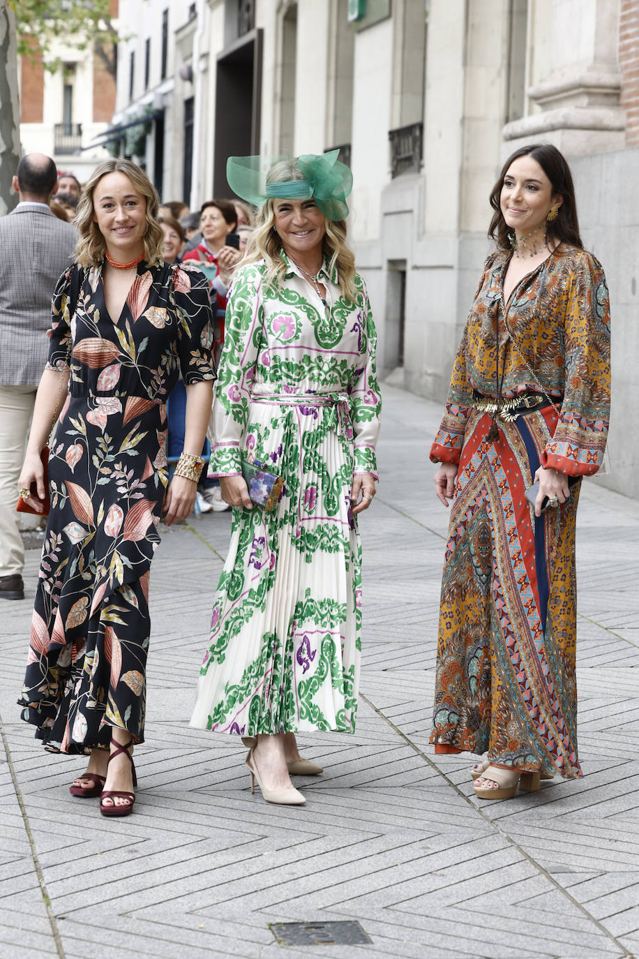 Tres invitadas con llamativos estilismos estampados en su llegada a la iglesia ubicada en la madrileña calle Serrano. 