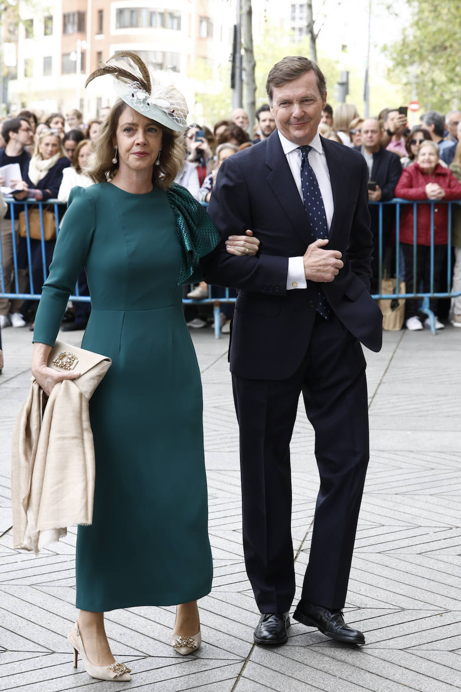 Pedro de Borbón-Dos Sicilias y Sofia Landaluce con vestido verde botella y tocado con detalle de plumas.