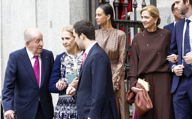 Imagen principal - Victoria Federica en la boda de José Luis Martínez-Almeida y Teresa Urquijo.