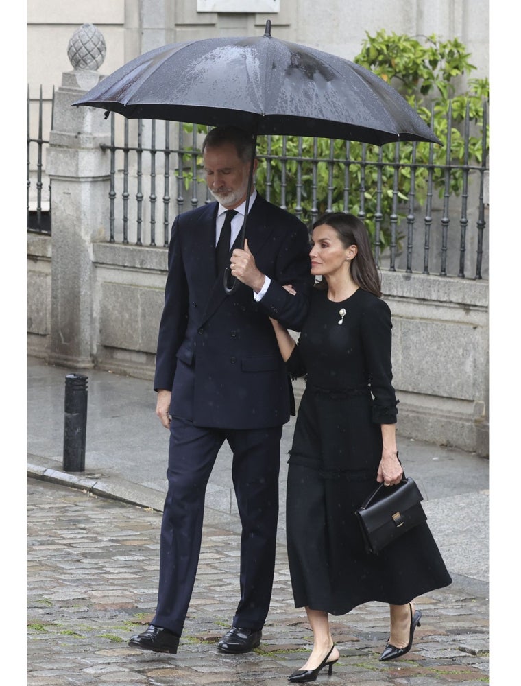 Los Reyes, Felipe VI y Letizia, eligieron elegantes estilismos para acudir al funeral de Fernando Gómez-Acebo.