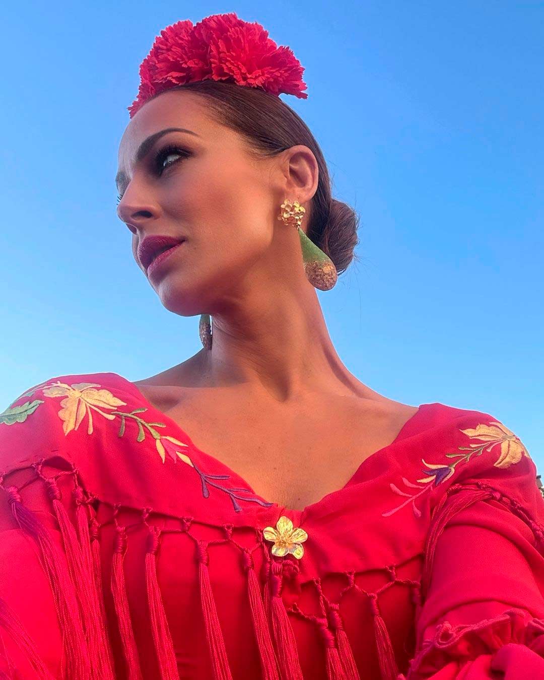 Eva González no ha perdido la oportunidad de compartir un selfie en Instagram vestida de flamenca con un total look rojo de Pilar Vera.
