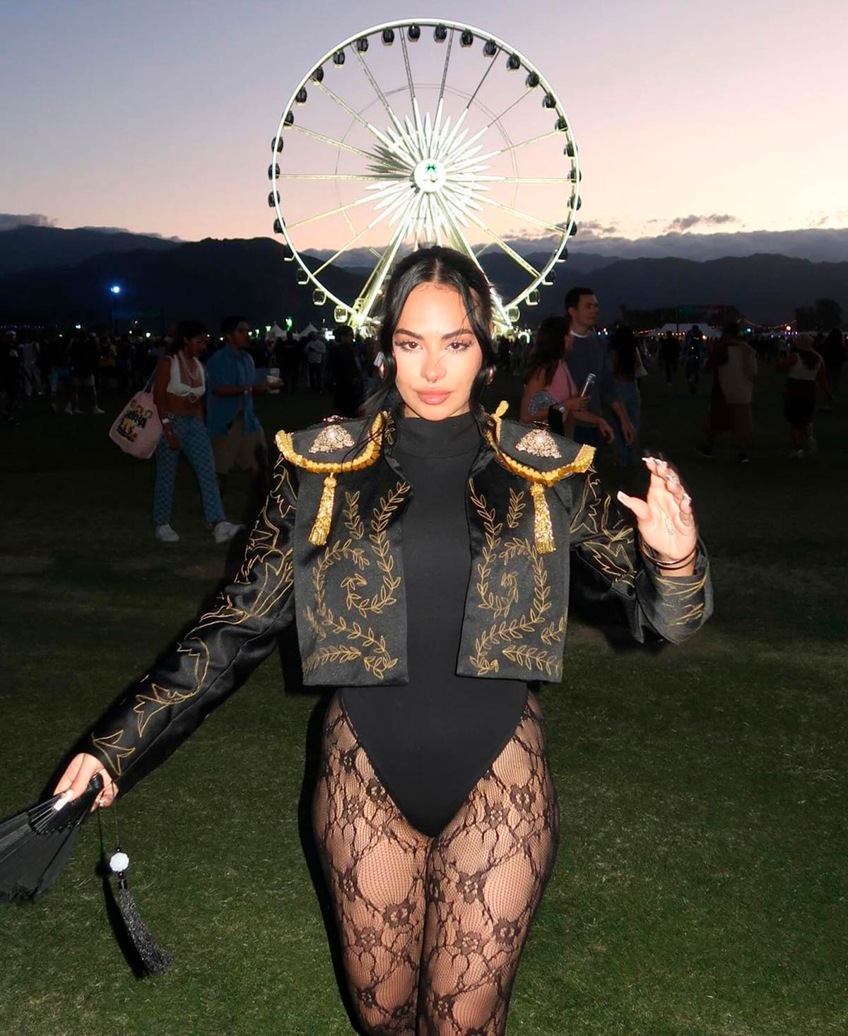 Aida Martorell combinó una chaqueta bordada firmada por el diseñador Alberto Batres con un body negro y unas medias de encaje. 