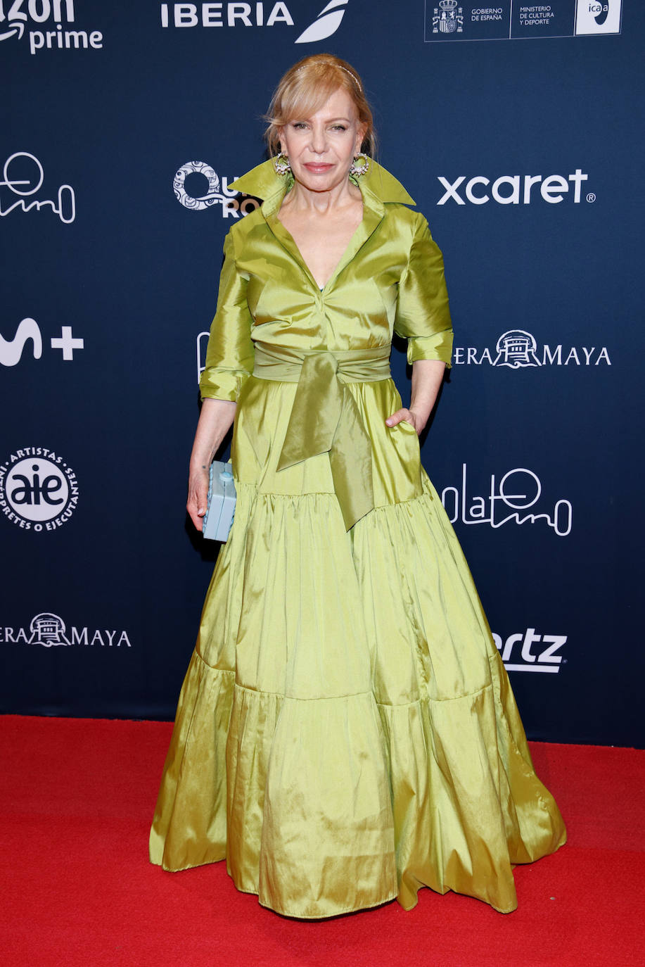 Cecilia Roth, que recibió el Platino de Honor, eligió un llamativo vestido en color verde lima con falda larga y cuerpo camisero. 