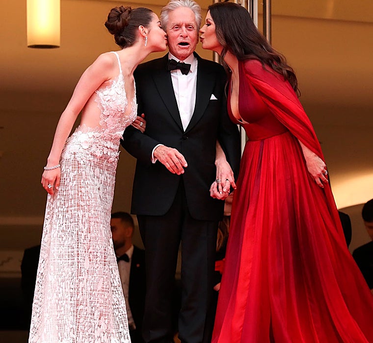 Carys Zeta Douglas junto a sus padres en la alfombra roja del Festival de Cannes.