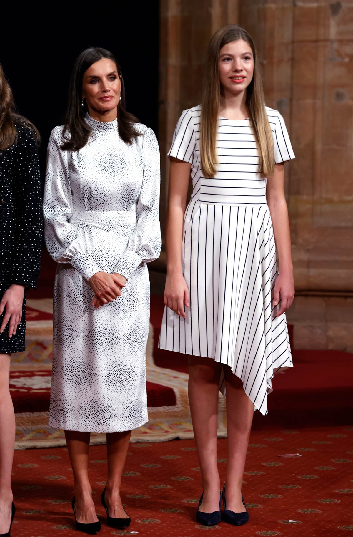 En 2022, previamente a la entrega de los Premios Princesa de Asturias lució un vestido blanco con asimetría en el bajo de rayas firmado por Hugo Boss.