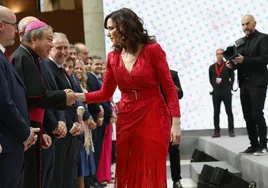 Isabel Díaz Ayuso elige a la diseñadora Rocío Osorno para vestirla en los actos del Dos de Mayo