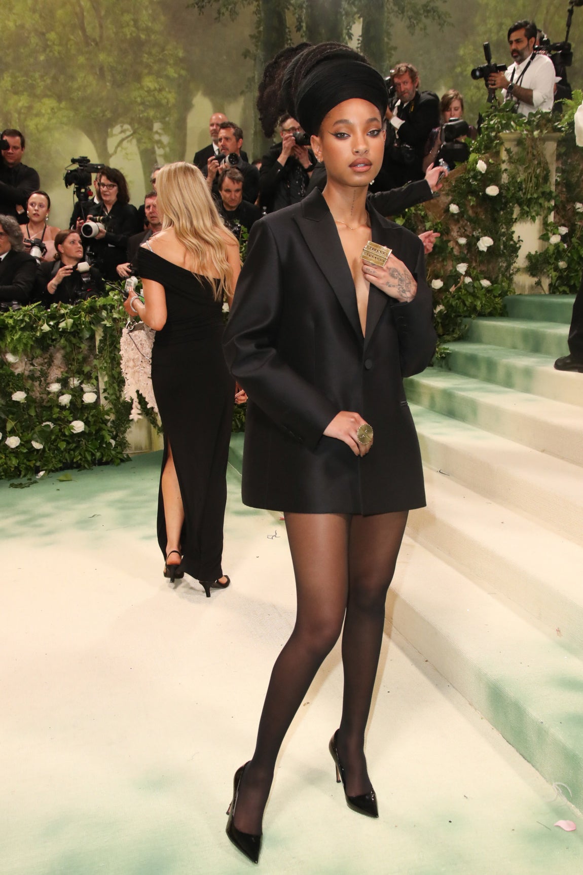 Willow Smith llevó una chaqueta Dior Haute Couture de lana y seda negra, a modo de vestido, y zapatos Dior.