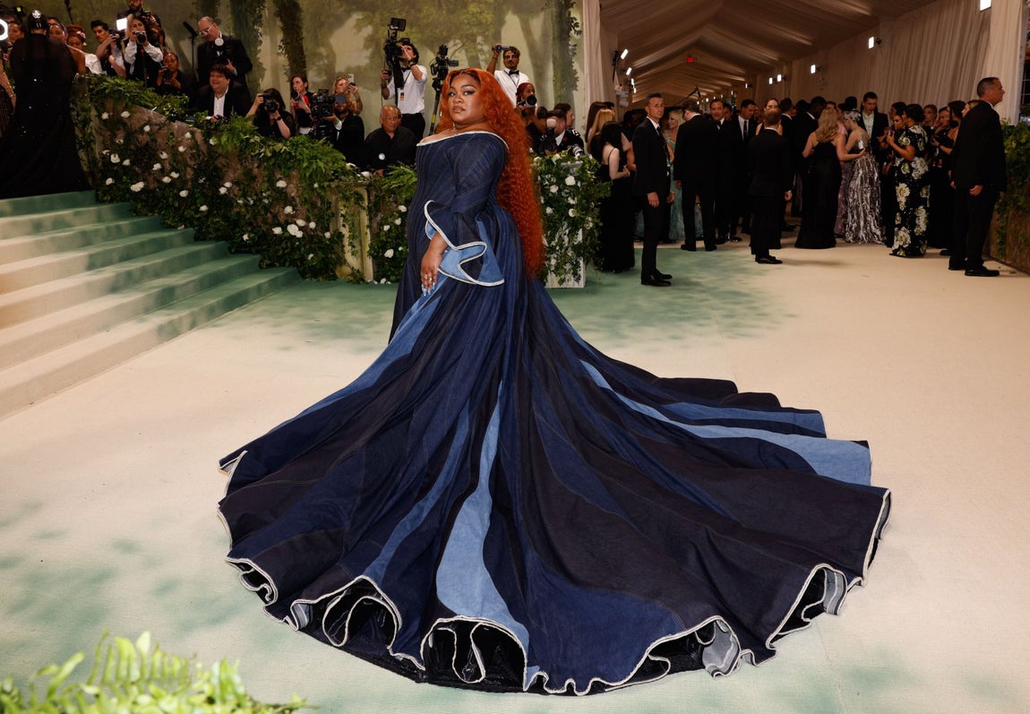 Da'Vine Joy Randolph llevó un vestido denim con una impresionante cola diseñado por Zac Posen para Gap. 