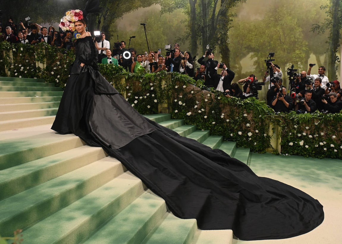 Zendaya, demostrando una vez más que es la reina de las alfombras rojas, lució un segundo diseño,  también de John Galliano, pero de la colección Alta Costura Primavera/Verano 1996 de su época en Givenchy.