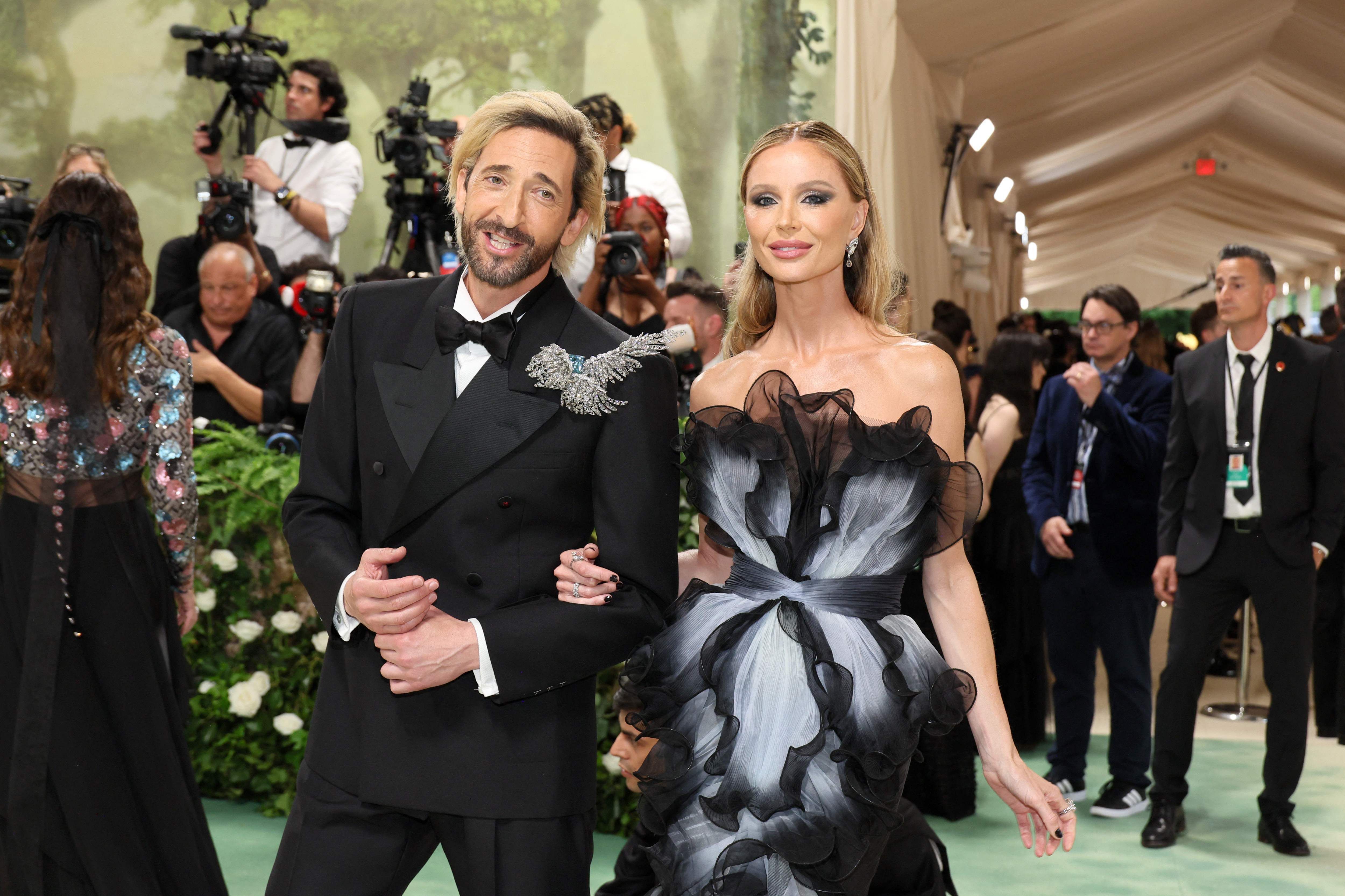 Adrien Brody y Georgina Chapman posan durante la gala