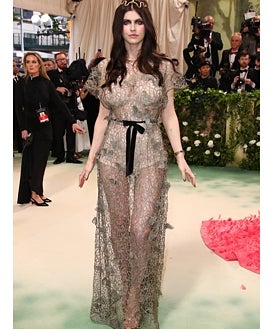 Imagen secundaria 2 - Greta Lee, Phoebe Dynevor y Alexandra Daddario en la gala Met 2024.