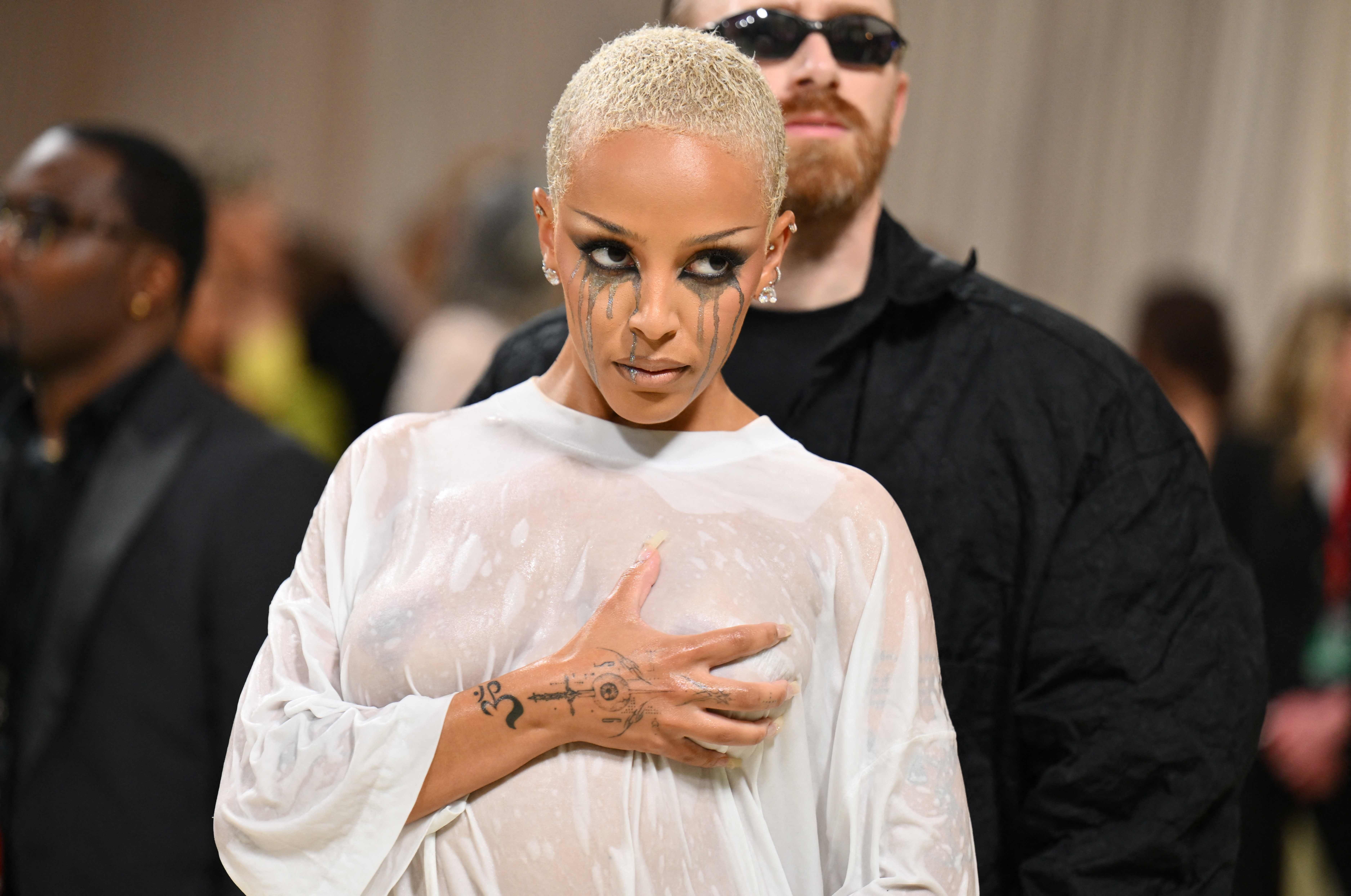 La rapera Doja Cat en un provocativo atuendo junto al director de Vetements, Guram Gvasalia